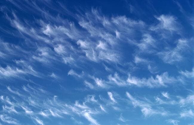 Blauer Himmel mit Schleierwolken