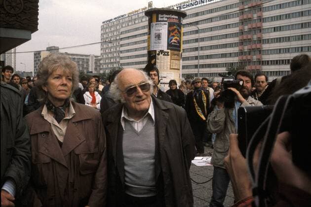 Stefan Heym während der Protestkundgebung in Berlin-Mitte