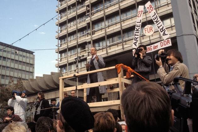 Markus Wolf (Generaloberst des Ministeriums für Staatssicherheit) während der Protestkundgebung in Berlin-Mitte