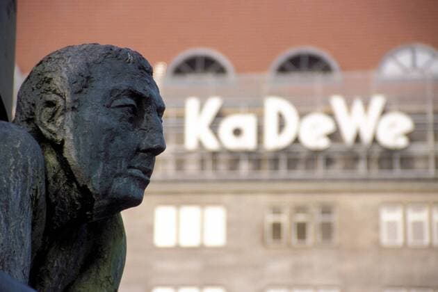 Steinkopf vor dem KaDeWe in Berlin