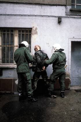 Polizei verhaftet einen Punk - Räumung Mainzer Straße
