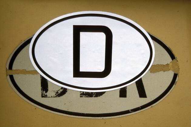 Aus DDR wird D - Überklebtes DDR-Kennzeichen
