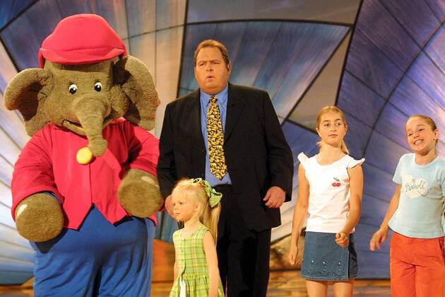 Schauspieler Ottfried Fischer singt mit Benjamin Blümchen und Kindern (alle GER) auf dem Sommerfest der Volksmusik