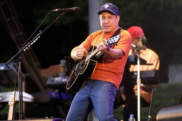Musiker Paul Simon (USA) mit Gitarre in der Berliner Waldbühne