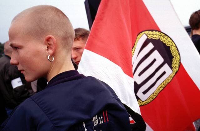 Rechtsextremer mit NPD-Fahne auf der Wahlkampfdemonstration in Rostock