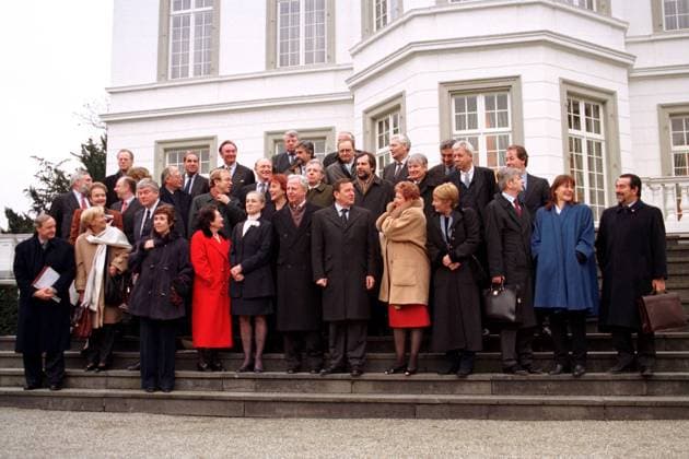 Familienfoto des Bundeskabinetts und der Europäischen Kommission um Bundeskanzler Gerhard Schröder (1. Reihe, 5.v.r., SPD) auf der Freitreppe des Palais Schaumburg