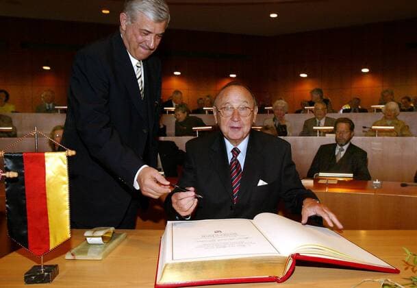 Politiker Hans Dietrich Genscher (re., GER FDP ehemaliger Bundesaußenminister) und Bürgermeister Norbert Schüler (li., GER CDU) - Eintrag ins Goldene Buch der Stadt Mainz
