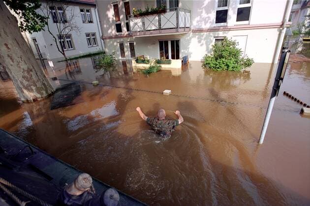 Bundeswehrsoldat watet durch die Fluten auf ein Wohnhaus zu im Überschwemmungsgebiet Dresden-Pieschen (Serie 3)