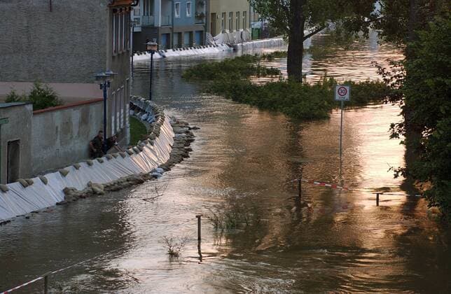 Dämme aus Sandsäcken schützen den Stadtkern von Schönebeck