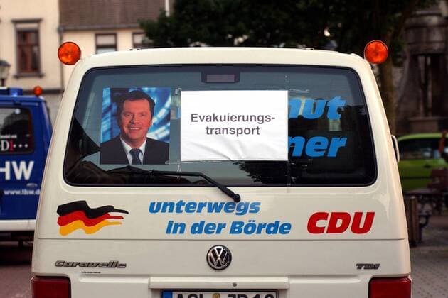 CDU unterwegs im Überschwemmungsgebiet Börde - Wahlkampffahrzeug von Politiker Hartmut Büttner (CDU) als Evakuierungstransporter in Schönebeck