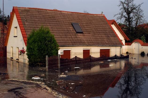 Von Wasser umspültes Mehrfamilienhaus in Dessau-Waldersee