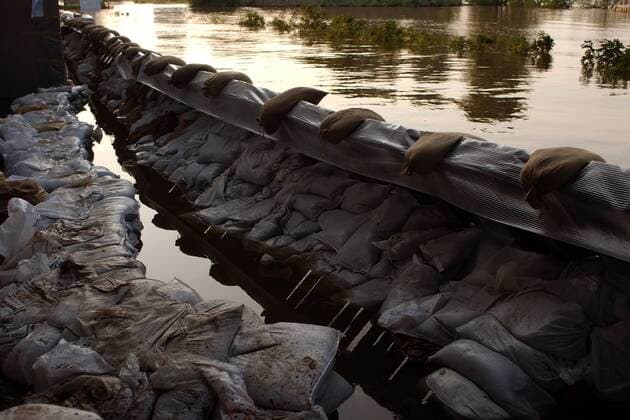 Nachgebende Sandsackbarriere vor der Elbe in Schönebeck