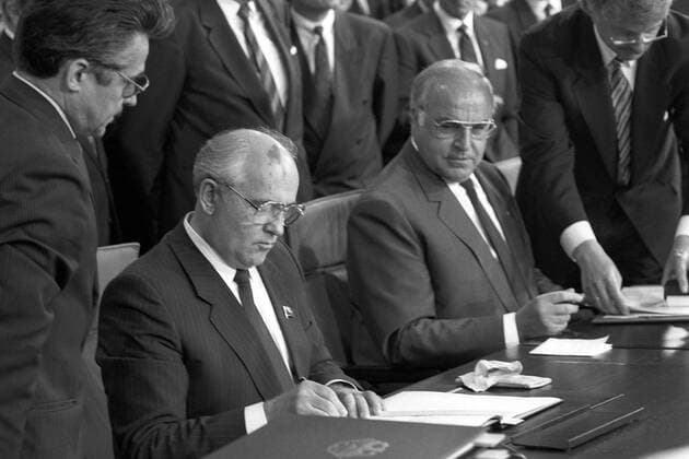 POLITIK 25 Jahre Deutsche Einheit: Die Wiedervereinigung Bundeskanzler Helmut Kohl (re., GER CDU) und Michail Gorbatschow (URS Präsident der Sowjetunion) unterzeichnen Abkommen zwischen beiden Staaten im Bonner Bundeskanzleramt