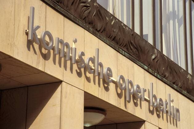 Komische Oper in Berlin-Mitte - Fassadenschriftzug über dem Eingangsportal