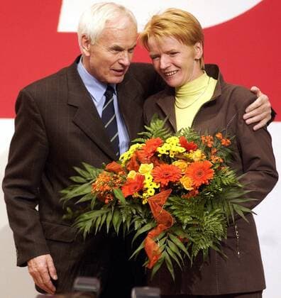 Politiker Hans Modrow gratuliert der PDS-Bundesvorsitzenden Gabi Zimmer (beide GER) nach deren Wahl auf dem PDS-Parteitag in Gera