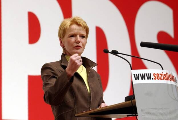 PDS-Bundesvorsitzende Gabi Zimmer (GER) spricht mit geballter Faust auf dem PDS-Parteitag in Gera