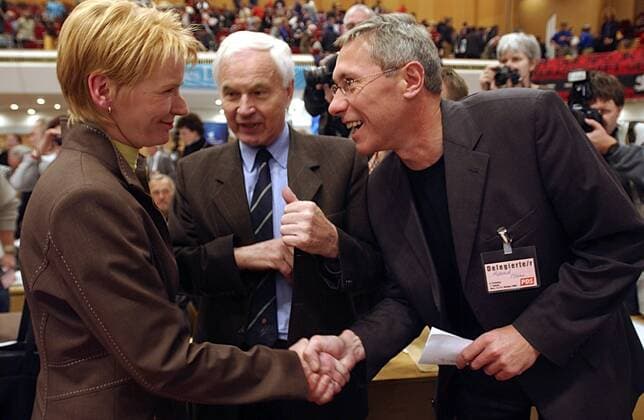 V.r.n.l.: Roland Claus (Vorsitzender PDS-Bundestagsfraktion) und Hans Modrow (PDS-Ehrenvorsitzender) gratulieren der PDS-Bundesvorsitzenden Gabi Zimmer (alle GER) zu ihrer Wiederwahl auf dem PDS-Parteitag in Gera