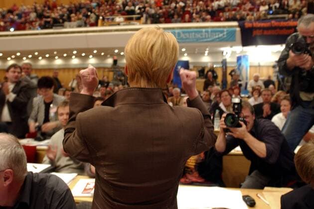 PDS-Bundesvorsitzenden Gabi Zimmer (GER) in Siegerpose mit geballten Fäusten nach ihrer Wiederwahl auf dem PDS-Parteitag in Gera