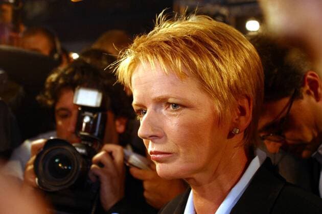 Gabi Zimmer (PDS-Bundesvorsitzende) umringt von Journalisten auf der PDS-Wahlparty in Berlin