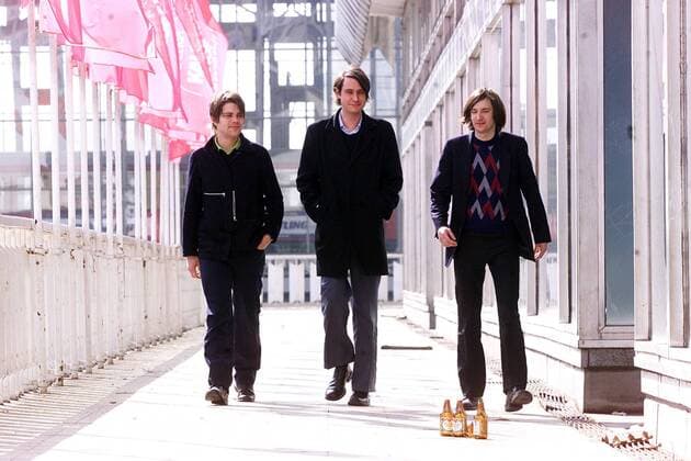 Tocotronic (GER, v.l.n.r.: Bassist Jan Müller, Sänger Dirk von Lowtzow, Schlagzeuger Arne Zank) in Berlin