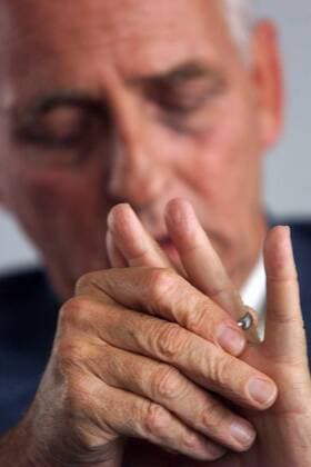 Klaus Böger (GER SPD Senator für Bildung, Jugend und Sport) spielt an seinem Ring