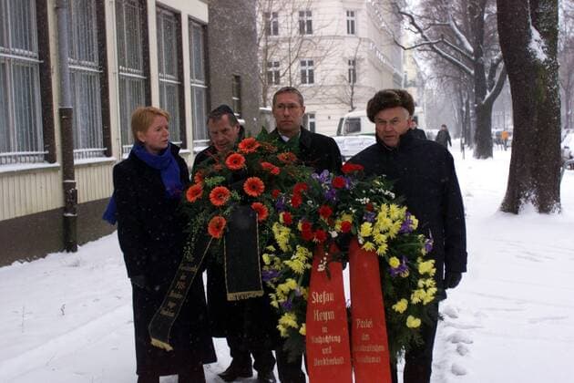 V.l.n.r.: Gabi Zimmer, Lothar Bisky, Roland Claus und Hans Modrow (alle PDS) mit Blumenkranz anlässlich der Beerdigung des Schriftstellers Stefan Heym auf dem Jüdischen Friedhof in Berlin-Weißensee