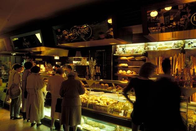 Bäckerei LeNotre im KaDeWe - Kunden stehen an der Theke