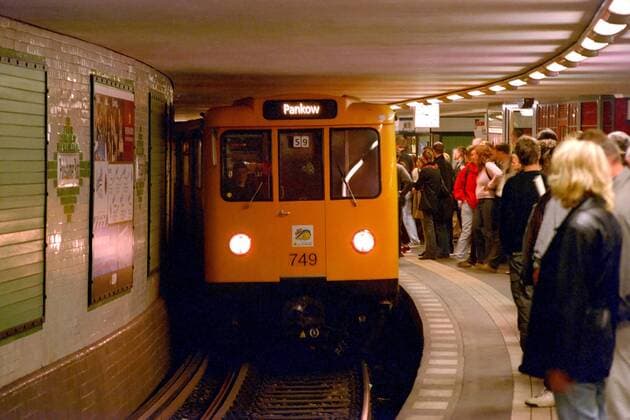 Fahrgäste warten - U-Bhf. Potsdamer Platz