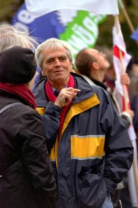 Hans-Christian Ströbele (GER Bündnis 90 Die Grünen) im Gespräch mit einer Demonstrantin - Antikriegsdemo am Gendarmenmarkt in Berlin-Mitte