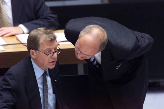 Eberhard Diepgen (li., GER CDU Regierender Bürgermeister von Berlin) und Finanzsenator Peter Kurth (GER CDU) während des Misstrauensvotums gegen die Regierung im Abgeordnetenhaus Berlin