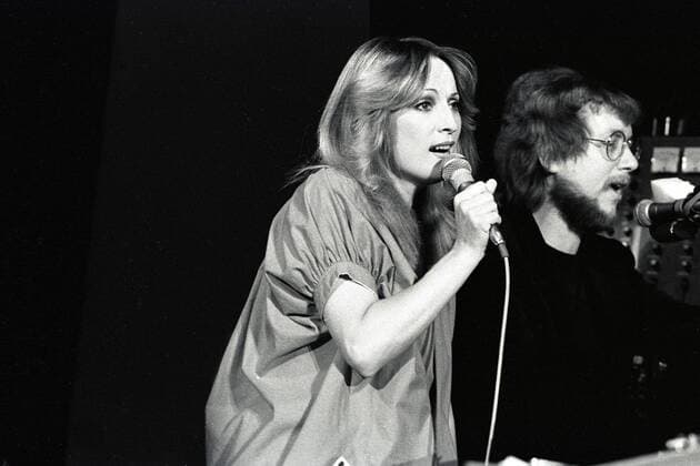 Sängerin Veronika Fischer bei Studioaufnahmen mit ihrem Keyboarder Franz Bartzsch (beide GDR)