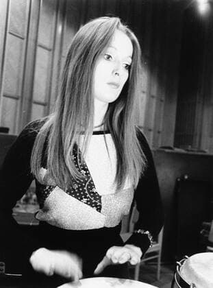 Musikerin Veronika Fischer (GDR) an den Trommeln während Aufnahmen im Studio des Rundfunks der DDR