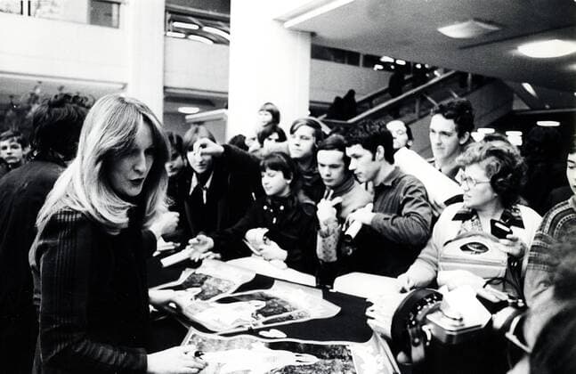 Musikerin Veronika Fischer (GDR) gibt zahlreichen Fans im Foyer des Ostberliner -Palast der Republik- Autogramme