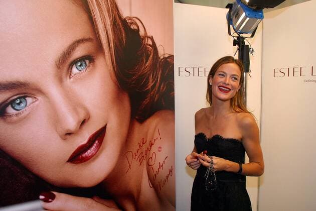 Estee Lauder Model Carolyn Murphy (USA) signiert ein Plakat bei -A Tribute to Bambi- einen Tag vor der Bambi-Verleihung im Nachtclub Adagio