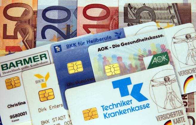 Krankenkassenvergleich - Chipkarten und Euroscheine
