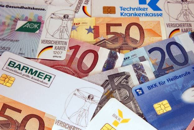 Krankenkassenvergleich - Chipkarten und Euroscheine