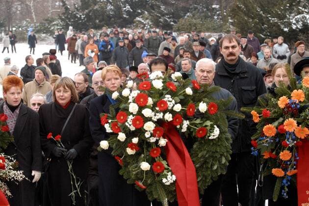 PDS-Politiker Petra Pau (li.), Gabi Zimmer und Hans Modrow mit Blumenkranz anlässlich der Liebknecht-Luxemburg-Demonstration in Berlin