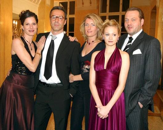 V.l.n.r.: Heidrun Gärtner, Hannes Jaenicke, Maria Furtwängler, Mavie Hörbiger und Jan Gregor Kremp (alle GER Schauspieler) anlässlich der Dreharbeiten zu dem Fernsehfilm -Mein ältester Feind- im Münchner Prinzregententheater