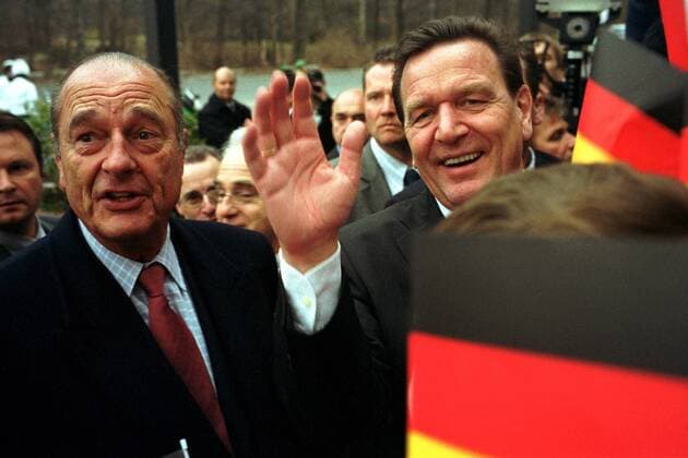 Jaques Chirac (li. FRA französischer Staatspräsident) und Bundeskanzler Gerhard Schröder (GER) bei der Enthüllung eines Denkmals zu Ehren des ehemaligen Bundeskanzlers Konrad Adenauer und Charles De Gaulle anlässlich des 40. Jahrestages des -Elysee Vertrages-