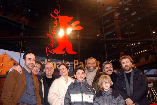 Berlinale-Leiter Dieter Kosslick (2.v.li., GER) mit der Crew des Films -Io non ho paura (Ich habe keine Angst)-: Regisseur Gabriele Salvatore (3.v.li.), Schauspieler Aitana Sanchez-Gijon (Mitte) mit Sohn und Diego Abatantuono (2.v.re.), Drehbuchautor Niccolo Ammaniti (li., alle ITA) auf den 53. Internationalen Filmfestspielen in Berlin