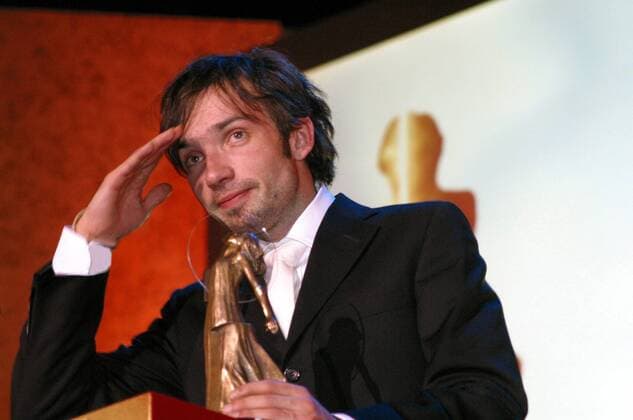 Schauspieler Lucas Gregorowicz (GER) salutiert im Deutschen Theater München anlässlich der Verleihung des Deutschen Videopreises -Diva-