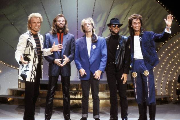 V.l.n.r.: Magier Siegfried (GER Siegfried und Roy) Sänger Barry, Robin und Maurice Gibb (alle GBR Bee Gees) und Magier Roy (GER Siegfried und Roy) anlässlich eines Konzerts im Phantasialand Brühl