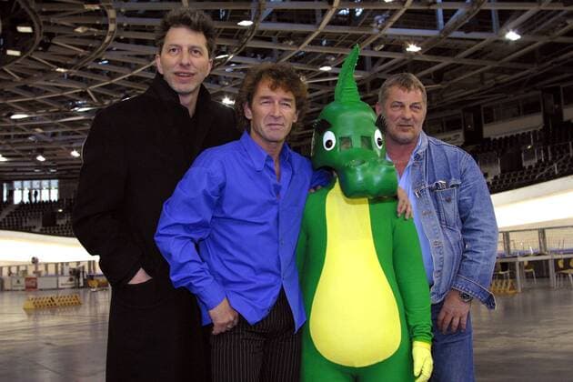 V.l.n.r.: Schauspieler Rufus Beck, Sänger Peter Maffay und Heinz Hoenig (alle GER) mit dem Drachen Tabaluga anlässlich des Tourneeauftakts von -Tabaluga und das verschenkte Glück- in der Berlin Arena