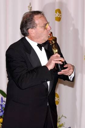 Drehbuchautor Ronald Harwood (RSA) küsst seinen Oscar für das beste Drehbuch nach einer Vorlage (Der Pianist) anlässlich der 75. Oscarverleihung