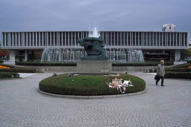 Hiroshima - Denkmal (Mutter und Kind im Sturm) für die Opfer der ersten Atombombe vor dem Friedensmuseum im Peace Memorial Park