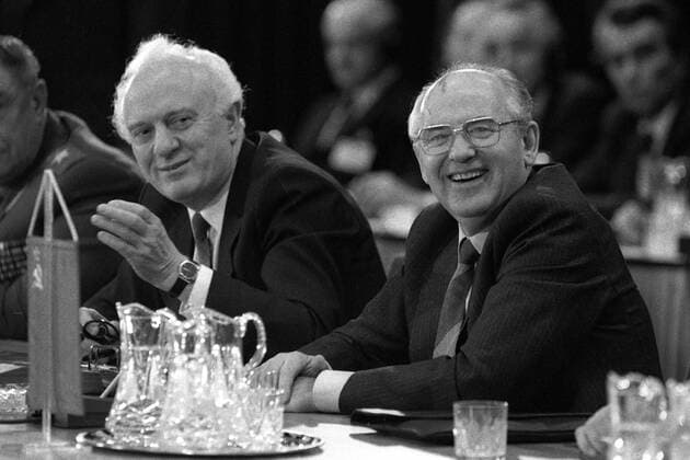 Michail Gorbatschow (re. Präsident der Sowjetunion) und Eduard Schewardnadse (sowjetischer Außenminister beide URS) freuen sich