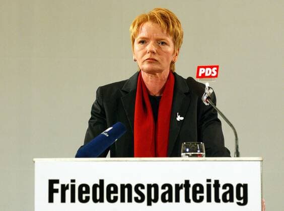Gabi Zimmer (GER PDS-Parteivorsitzende) spricht auf der außerordentlichen Tagung des 8. Parteitags in Berlin