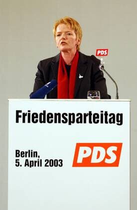 Gabi Zimmer (GER PDS-Parteivorsitzende) spricht auf der außerordentlichen Tagung des 8. Parteitags in Berlin