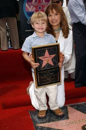 Ehrung des verstorbenen Kameramanns Conrad L. Hall (USA) mit einem Stern auf dem Hollywood Walk of Fame - 3. Frau Susan mit der Trophäe und Enkel Wilder (beide USA)