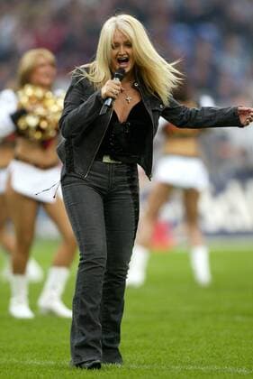 Sängerin Bonnie Tyler (GBR) anlässlich der NFL-Europe- League in Gelsenkirchen